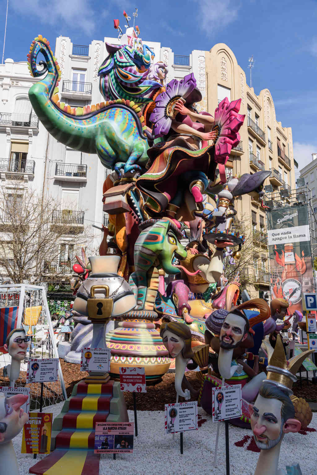 Valencia - fallas 2023 - 9 premio - falla Av. Reino de Valencia-Duque de Calabria - Llámalo amor llámalo 05.jpg
